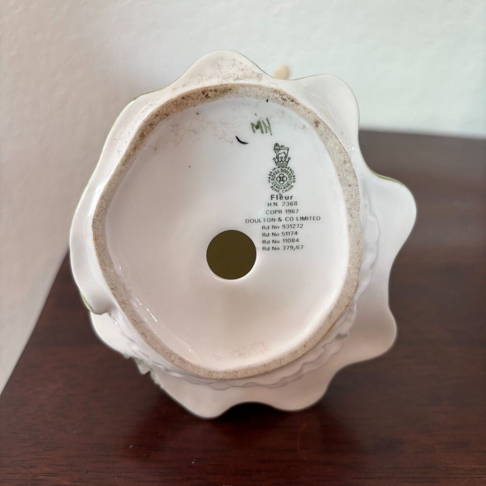 Royal Doulton White Porcelain Figurine Base with Green Markings - Picture 6 of 6